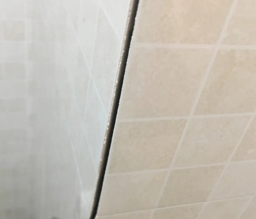 张掖市瓷砖空鼓维修公司分享阳台瓷砖脱落的修复过程可以分为以下几个步骤