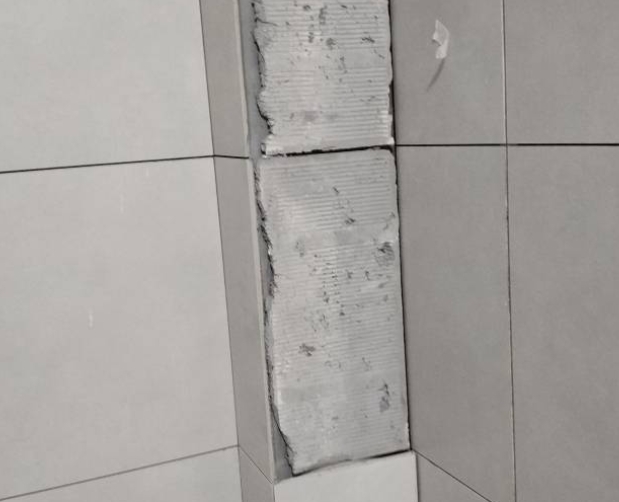 张掖市瓷砖空鼓维修公司分享下瓷砖施工前基层浇水润湿程度不足，可能导致以下问题