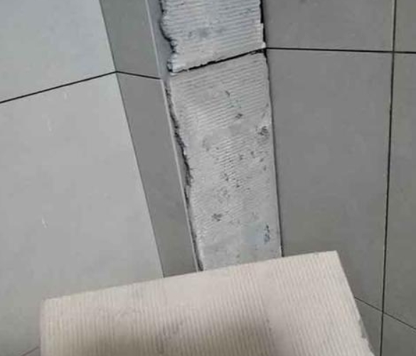 张掖市瓷砖空鼓维修公司分享下厨房瓷砖脱落的补救措施。